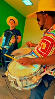 ‼️ Festa Junina no Família no Parque ‼️

Venha aproveitar a festa junina do Família no Parque durante o mês de junho 😍!

🎼 Teremos banda ao vivo com repertório típico para animar o público e participar da quadrilha do Família no Parque.

👯‍♀️ Programação repleta de brincadeiras gratuitas com recreadores caracterizados e animados como corrida de saco, batata quente, corrida de carrinho de mão, cabo de guerra, dança da laranja e passa chapéu, tudo com muita interação e animação.

🏆 Barracas com as tradicionais brincadeiras juninas, estas pagas, como: argola, frango na panela, boca do palhaço, pescaria e tiro ao alvo.

🍿 E não poderia faltar opções gastronômicas com as comidas típicas juninas como milho, canjica, arroz doce, pipoca, espetinho, cachorro quente, vinho quente, quentão e muito mais.

🎯 Para brincar teremos bungee trampolim 🎪, infláveis, jacaré 🦎, tobogã 🛝, parque de trampolins, , jetboat 🚤, tirolesa, futebol de sabão 🫧 e gigante ⚽️, área kids 👶🏾👶🏻👶🏼, hippo e muito mais!

🗓Data: 4,5,6,7, 13,14, 20,21, 27,28 de junho (sábados, domingos e feriados)
⏰Horário: das 10 às 18h 
📍Parque Villa Lobos - Av. Prof. Fonseca Rodrigues, 2001 - Alto de Pinheiros, São Paulo - SP, 05461-010

Programação:
11h- Brincadeira Juninas
11h30- Quadrilha com música ao vivo 
13h- Brincadeira Juninas e Desfile Caipira
14h- Brincadeira Juninas
14h30- Quadrilha com música ao vivo
16h- Brincadeira Juninas e Desfile Caipira
16h30- Quadrilha com música ao vivo

‼️ Entrada GRATUITA‼️
💰Atrações a partir de R$ 10,00
❤️Vip Pass - R$ 150 por pessoa

💳 Ativação do cartão de consumo R$5,00 (após utilizar pode trocar por R$5,00 ou por 1 água).
É possível baixar o APP da Zig, comprar por lá e entrar nas atrações com o celular.